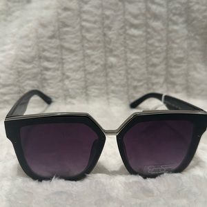 NWT Jessica Simpson UV Absorbtive Black/Metal Frame Sun Glasses.